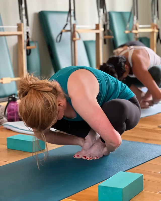 Most of us spend a lot of time in postures that aren't great for our bodies. Whether that's hunched over screens, chasing / lifting little ones, or squeezed on to public transport. So we're going to share a few simple #yoga postures that can help to stretch out our bodies and make us feel aligned. 🙌
First up - Garland Pose 🏵️
Garland is a wonderful pose that helps to stretch out your back and ankles, while stimulating digestion. It's an accessible pose with variations to suit your body. 
▫️Heels don't touch the floor? Pop a rolled up blanket underneath.
▫️Floor feeling a bit far from your hands? Use a block (or book) to bring it closer
A lovely pose to spend a bit of time in and just breath, as you feel your back start to stretch out 🙏